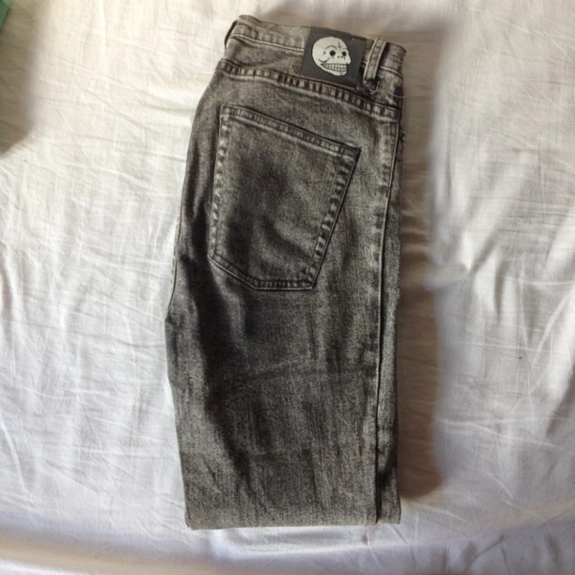 Stentvättade höga jeans från cheapmonday med ett litet hål i grenen - 1399216550