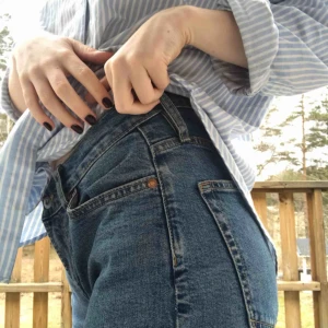  - Vanliga raka jeans med en vårig blå (vanlig) jeans färg. Billiga för att jag måste få rum i garderoben