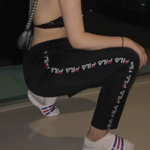  - Sjuuuuukt fina Fila byxor i nyskick men kommer aldrig till användning storlek S