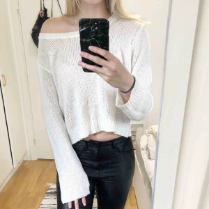  - Supefin stickad tröja, som är i storlek L men kan som på bilden användas som oversized tröja. Bra skick, knappt använd. 