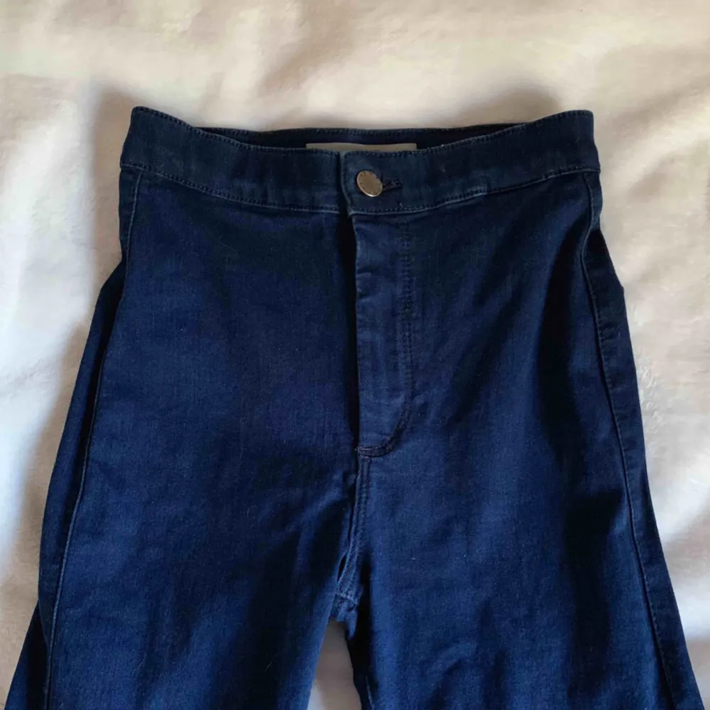 Supertajta Joni jeans från Topshop, jättestretchiga och superhög midja, mörkblå Använda ett fåtal gånger Möts i malmö eller fraktas för 50 kr extra. Jeans & Byxor.