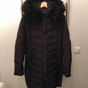  - Sparsamt använd vinterjacka från ROCKANDBLUE. Säljes för att den är för stor, inget fel med den alls. Nypris 2999, köpt från NELLY.   Möts upp i Stockholm city eller skickas, köparen står för frakten