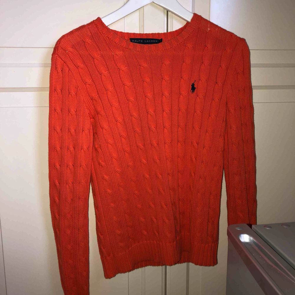 Jättefin orange kabelstickad tröja från Ralph Lauren. . Tröjor & Koftor.