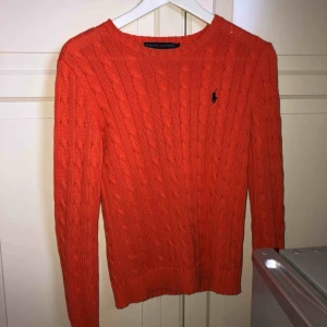  - Jättefin orange kabelstickad tröja från Ralph Lauren. 