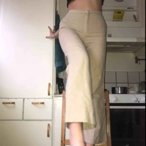  - Stilrena byxor, super bekväma! Gissar på att materialet är mockaimitation? Färgen är varm beige. (Köparen står för frakt)