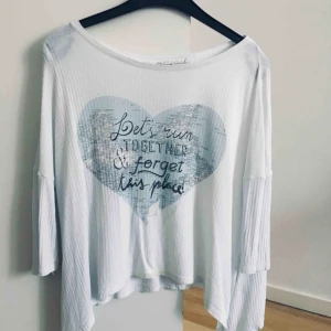  - Tröja från Bershka med fint tryck i lös passform, aningen croppaf . 3/4-ärmar! Bra skick, endast använd fåtal gånger men tyvärr för lite för mig