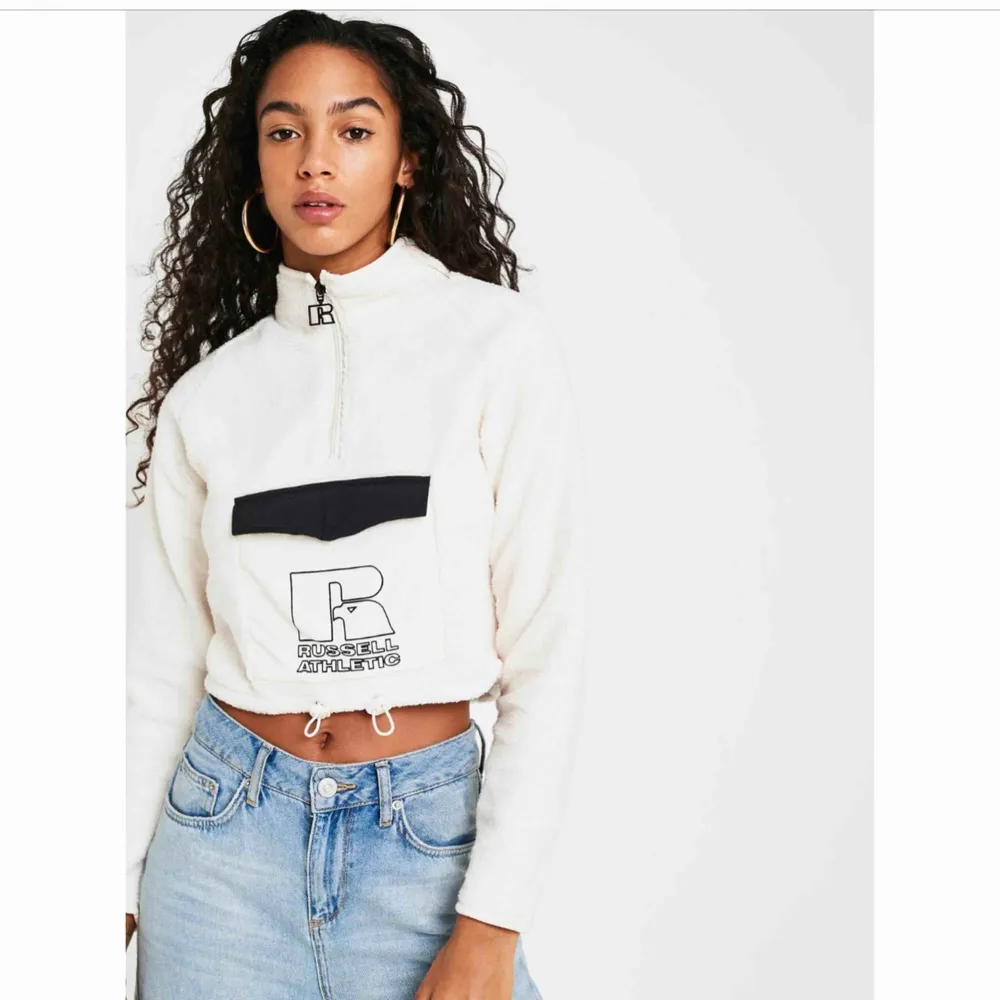• En mysig croppad sweatshirt från Russell Athletic köpt på Urban Outfitters!! • Använd ba en gång • Köparen står för frakt •. Hoodies.