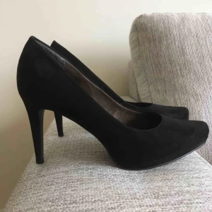  - Märke Tamaris, inköpta på Nilson, använda ett par timmar totalt, som nya!! Textilmocka  Ordinarie pris 699kr