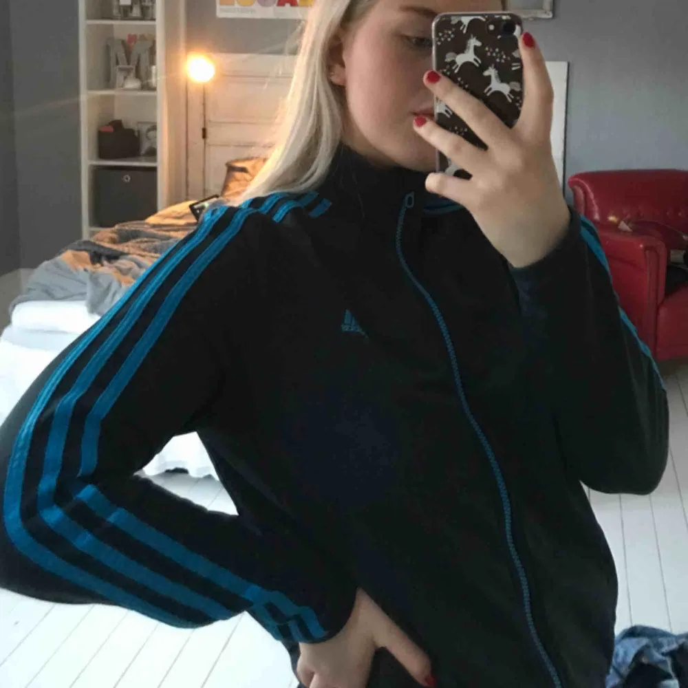 Adidas tröja marinblå med ljusblå stripes. Kan mötas i Örebro annars pris exklusive frakt . Hoodies.