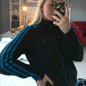  - Adidas tröja marinblå med ljusblå stripes. Kan mötas i Örebro annars pris exklusive frakt 