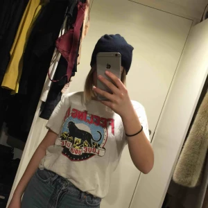  - T-shirt från H&M, strl XS men väldigt oversized skulle säga mer S/M!!