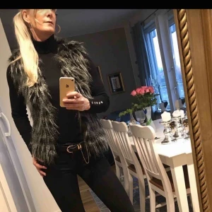  - Ny pälsväst från collection Matthew Williamson By Lindex, oanvänd! Köparen står för frakt😀