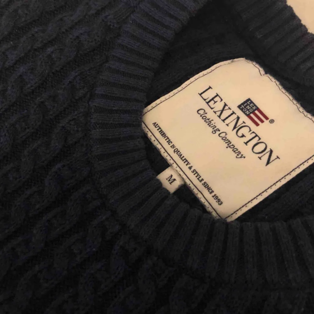 Marinblå tröja från Lexington i storlek dam M. Fint men använt skick. Sälj för 150kr, frakt ingår och kan även mötas i Uppsala. . Tröjor & Koftor.