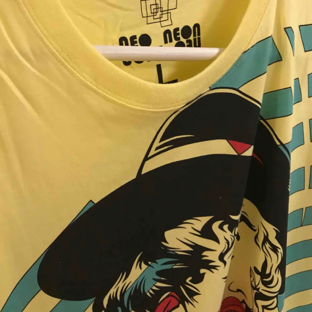 Ny Modesty Blaise tee i storlek Large. 30:- plus frakt 18:- = 48:- totalt. T-shirts.