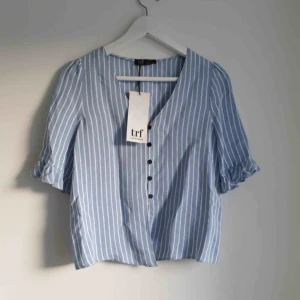  - Jättesnygg, helt ny skjorta från Zara. Prislappar är kvar. Frakt tillkommer om du bor utanför Uppsala. 