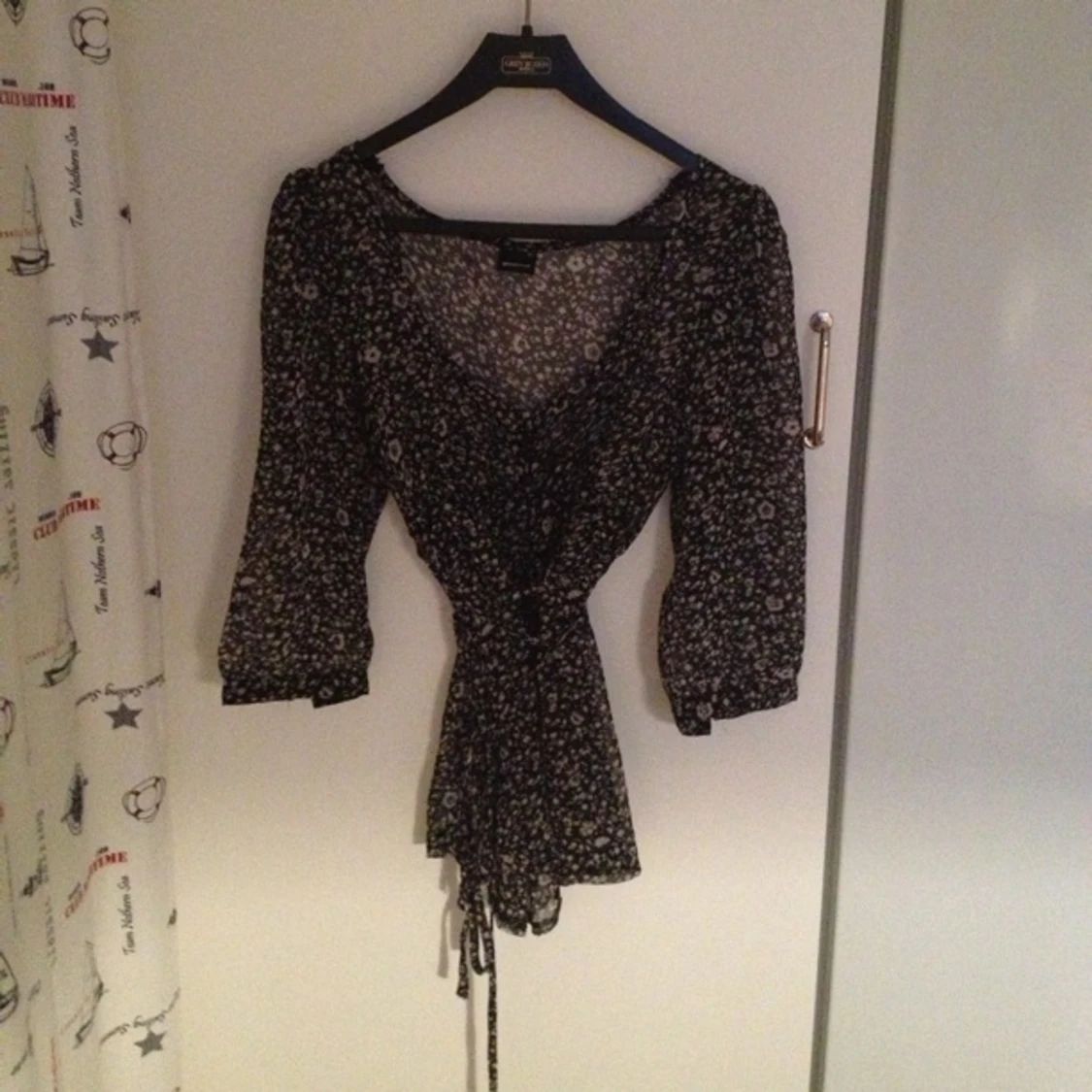 Långärmad sval blus svart/vit-mönstrad med snörning i midjan, svarta knappar. - 1398366253