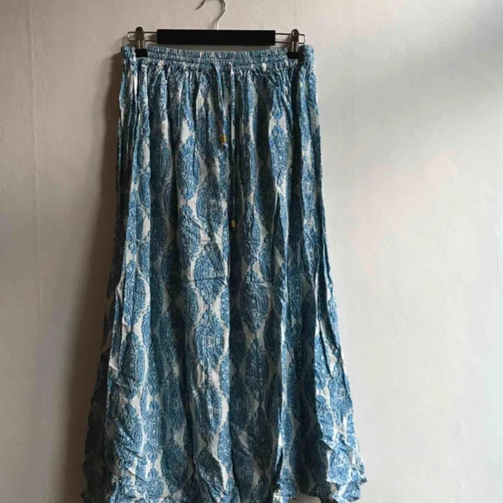 En jättefin kjol från lexington, nypris: 1495kr Perfekt skick! Köparen står för eventuell frakt, annars jag jag mötas upp i Stockholm. Kjolar.
