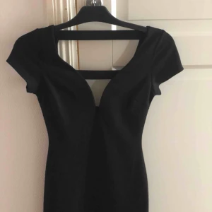  - Svart klänning 