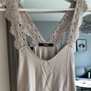  - Beige linne med fina detaljer. Aldrig använd så nyskick! 