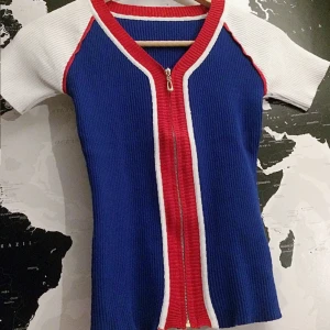  - Ribbad t-shirt med dragkedja. Aldrig använd.