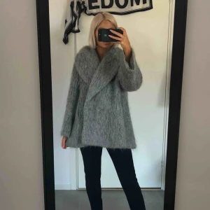  - Magisk jacka från HM TREND inköpt 2016 men endast använd vid ett tillfälle. Sålde slut snabbt och var ombloggad.