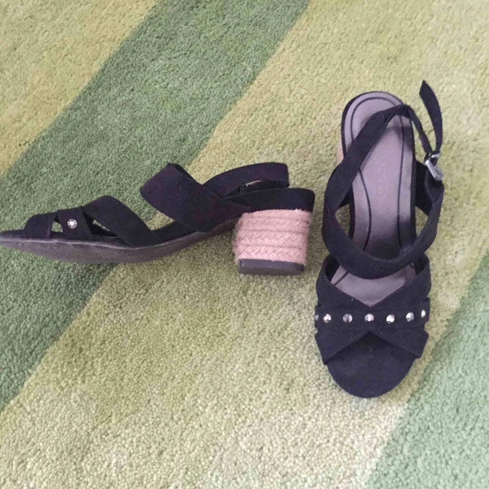 Vackra sandaletter i svart med bling. Knappt använda. Perfekta till sommarens fester. En sten saknas på ena skon.. Skor.