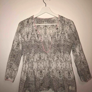  - Super fin blus från Odd Molly. Super bra skick, då den tyvärr inte används så många gånger. Nypris: 800 kr, säljer nu den för 190 kr. Men är villig på att ändra priset om det skulle önskats❤️