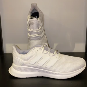 Adidas sneakers  - Vita sneakers/löparskor från Adidas 🤩 Helt oanvända kvar i kartongen. Supersnygga och sköna på foten 😻 Storlek 40. Nypris 500kr, mitt pris 350kr 🥳 Säljer pga fel storlek 😩 Köparen står för frakten! 