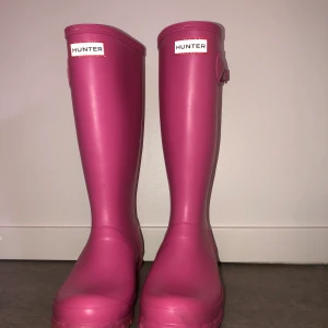 Äkta rosa långa hunters - Rosa långa Hunters✨💞 Dem är nästan helt ny köpta det och har nästan aldrig använt dem!❤️💞 (Äkta Hunters och inte kopior😂)
