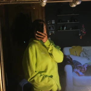 Neon grön hoddie - Neon grön hoddie från carlings