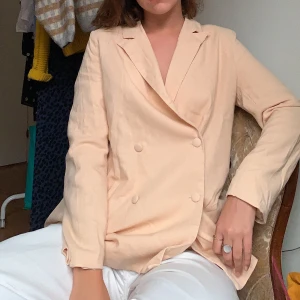 Linnekavaj från Nakd x Mathilda Djerf! - Hej! Säljer min OANVÄNDA linnekavaj eftersom köpte ett par matchande byxor som blev för små. Bra kvalitet, aldrig använt! 💞 