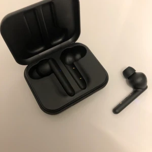 Hörlurar urbanista - Säljer mina hörlurar från urbanista då dom inte kommer till användning längre. Ljudet är väldigt bra och dom är sparsamt använda! Laddare och förpackning kommer med. Vid snabb affär kan pris diskuteras 🌸