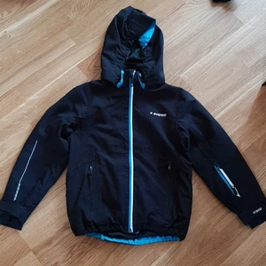 Everrest skidjacka svart stl.122 - Everrest skidjacka svart färg, bekväm lätt o varm jacka till vintern mjuk o lätt o röra sig, köpt från Stadium nypris: 799kr i bra skick Ej sliten.