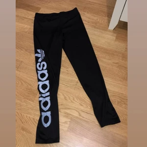 Adidas jogging byxor  - Jogging/tränings byxor från Adidas. Aldrig använd. Frakten står ni för (63kr)