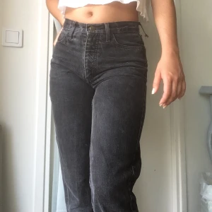 Guess jeans - Svarta jeans från Guess! Har hål på baksida lår samt i ena bakficka. TYvärr har också två av bälteshällorna (heter de så?) halft lossnat, men de går absolut att sy fast igen!