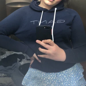 Gant hoodie - En blå Gant hoodie från kid brand store i storlek M är väldigt liten i storleken passar som en xs på mig. Använd få tal ggr.köpt för 600kr (köparen står för frakten)