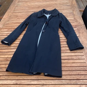 Svart kappa från H&m - En fin kappa från H&M som jag inte använt på jättelänge och därför säljer jag den. Om ni vill ha bilder med den på så skriv till mig så löser vi det. 💗💗