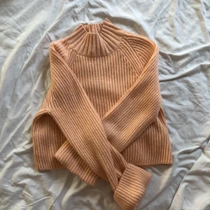 Stickad tröja - En persikofärgad tröja från & Other stories, superfin att bära i höst💕