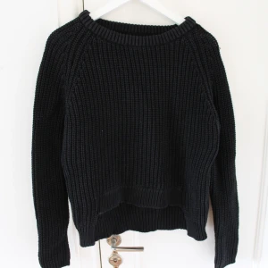 Svart stickadtröja - Svart stickad tröja. Köparen står för frakt 🤍