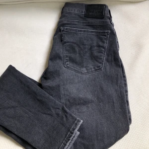 Levis jeans  - Riktigt snygga gråa Levis jeans som aldrig används. 