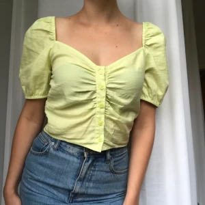 Mintgrön blus puffärm - Superfin kortärmad blus med puffärm från Monki.