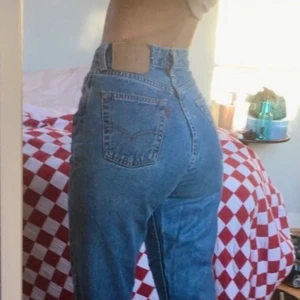 Vintage levi’s 533 jeans size 27 - Supersnygga vintage levi’s jeans i klassisk tvätt! Kommer inte till användning så behöver ett nytt hem. Står på att dom är en storlek w27 och jag på bild är typ en stor 34 / liten 36 och är 162cm. Skriv för fler bilder osv. Köpare står för eventuell frakt!🥰💖