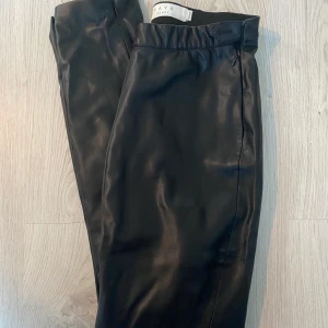 Skinnbyxor - Skinnbyxor, fake skinn från yaya 