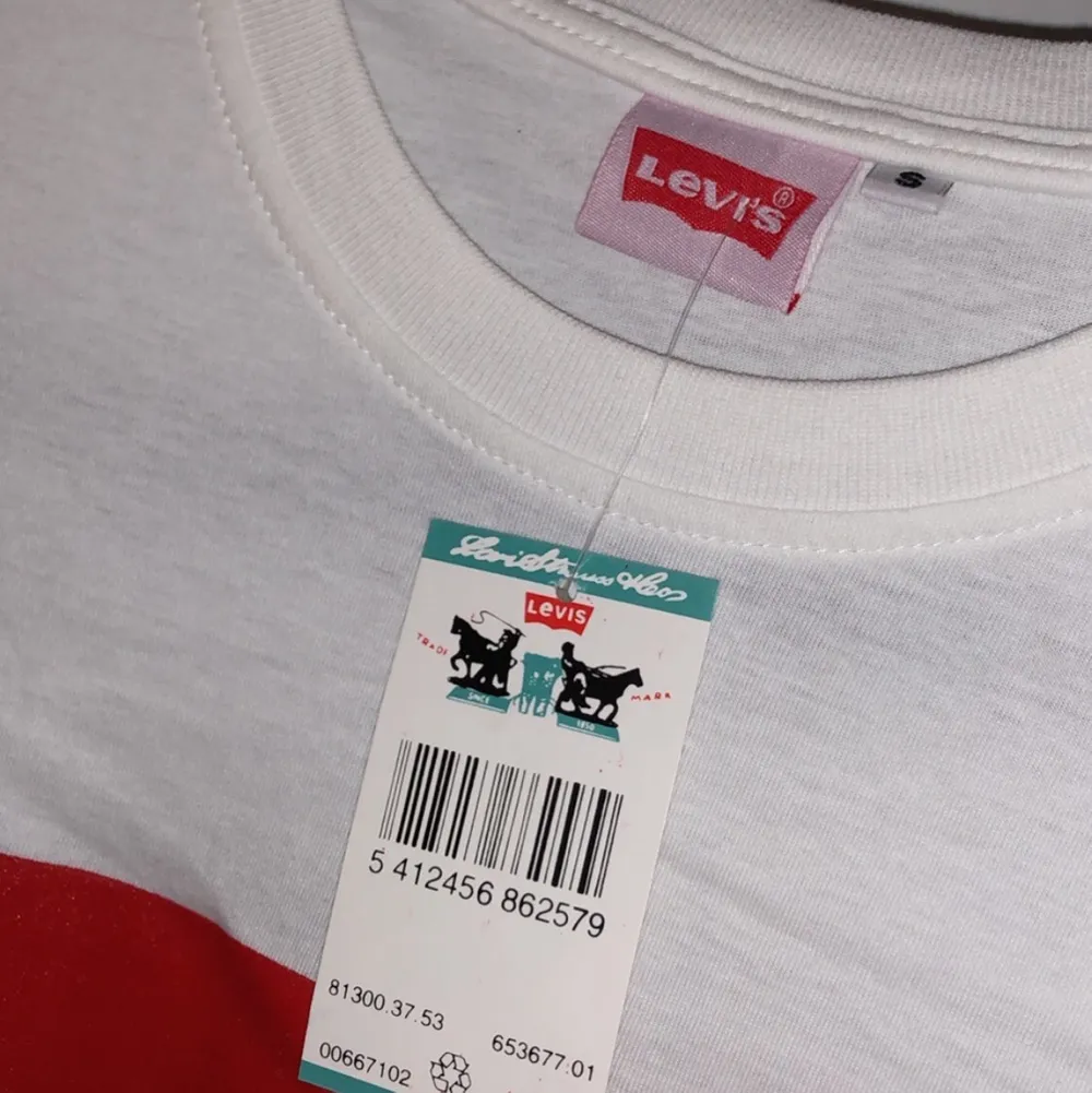 En vit Levis t-shirt i storlek S.... prislapp sitter kvar, vet dock ej om den är äkta. ⚡️  Kolla gärna in resten i min profil 🌎 Pris går att diskuteras!  Köpare står för frakt  📦 (44kr) totalt- 84 kr  . T-shirts.