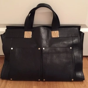  - Så fin väska i svart skinn från Filippa K.
Det mesta ryms i denna.... dator....Ipad.... block...osv.
Den perfekta jobbväskan :) 
Fräscht, fint skick!
