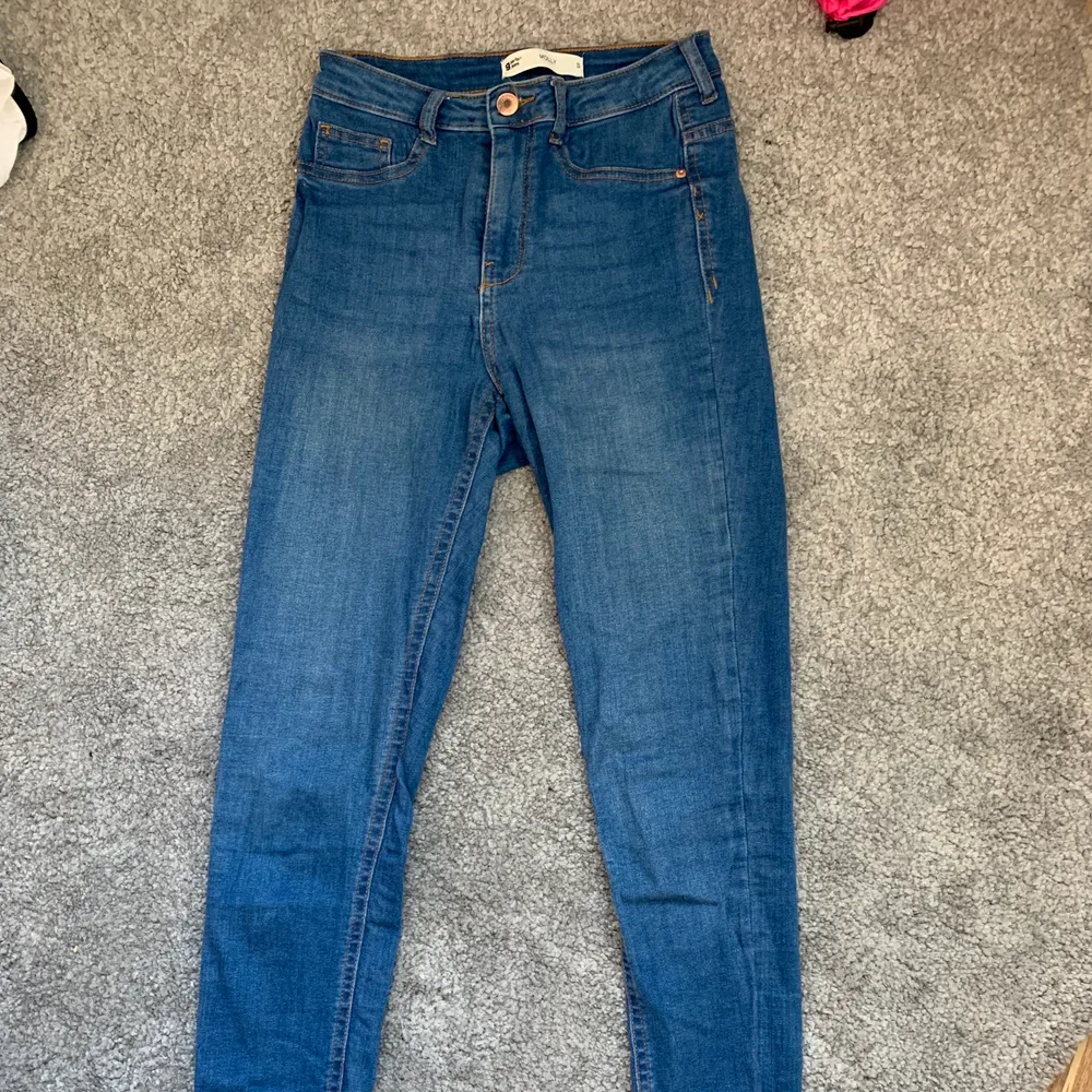 Blå jeans från Gina tricot i modellen Molly och storlek S. Säljs för att jag inte använder blå jeans. Stretchiga och bekväma. Ordinarie pris 299kr. Frakt tillkommer, kan även mötas upp i Umeå 🦋. Jeans & Byxor.