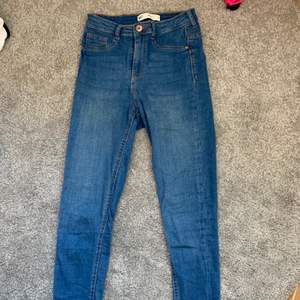 Blå jeans från Gina tricot i modellen Molly och storlek S. Säljs för att jag inte använder blå jeans. Stretchiga och bekväma. Ordinarie pris 299kr. Frakt tillkommer, kan även mötas upp i Umeå 🦋
