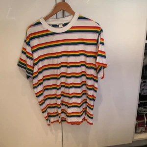 Oversized Regnbågströja från monki - Oversized tröja