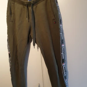 Championbyxor - Skitsnygga gröna mjukisbyxor. Köpta från madlady för 700kr. Dem är i strl M men skulle säga att dom passar xs/s bättre. 