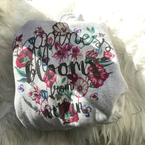 H&m hoodie (l.o.g.g) - Jätte mysig hoodie som jag själv brukade ha till hösten!💞 denna är från h&m bra kvalite inget fel !